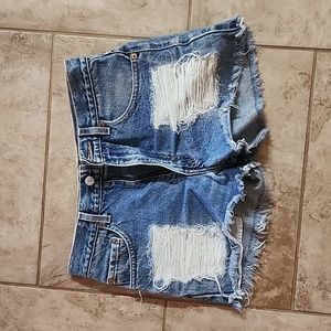 Vintage Levi cutoff shorts fits like a size 2